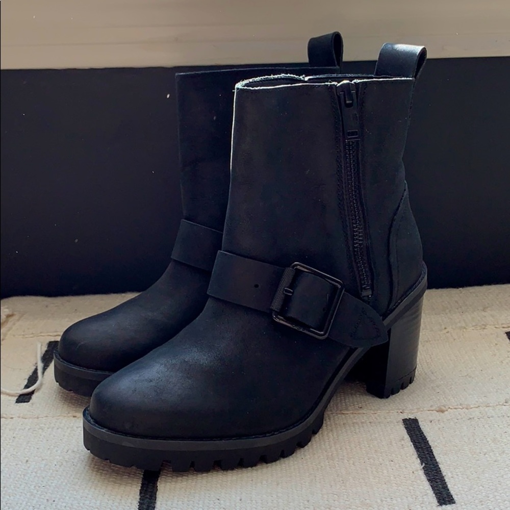 UGG Fern waterproof leather heeled boot, black, size 5.5
